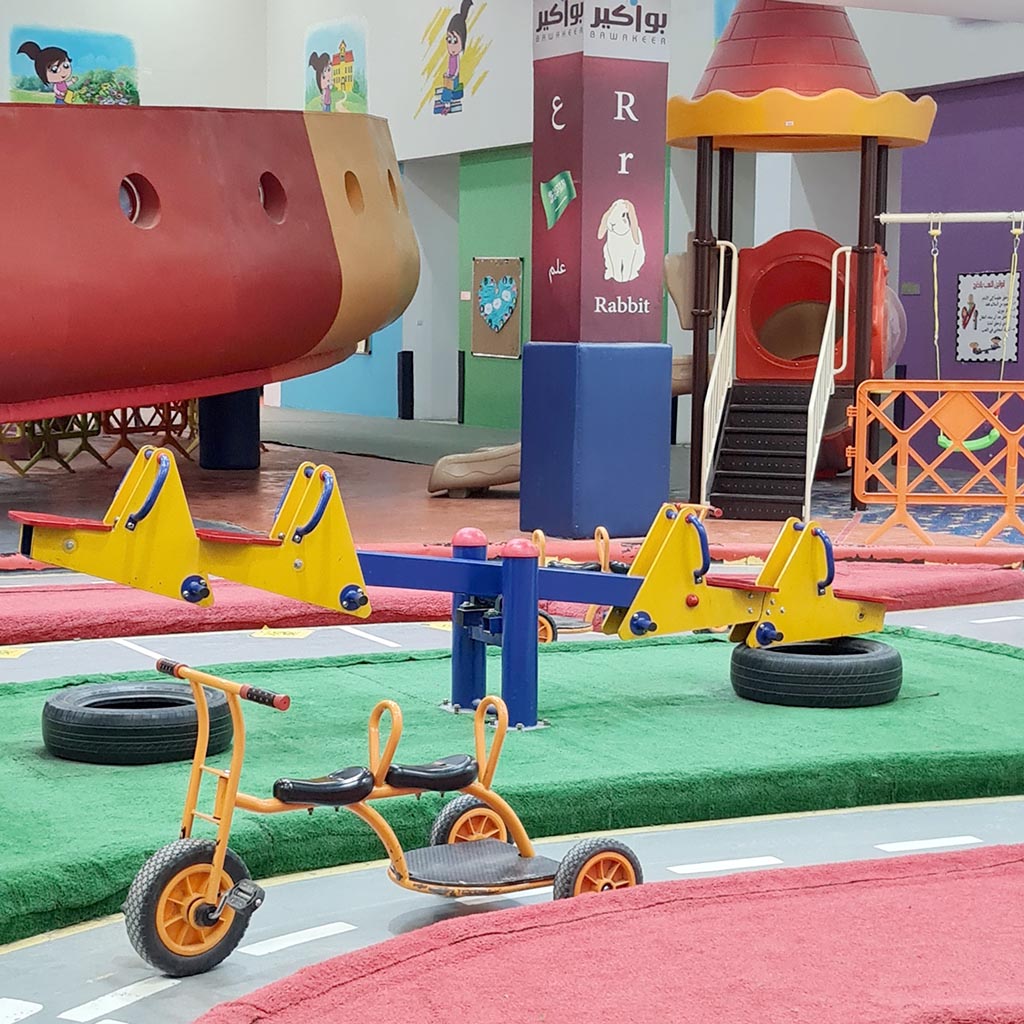 "صورة لملعب الدراجات المخصص للروضة في حي الروابي بمدارس بواكير الأهلية، مُجهز بمسارات آمنة للأطفال."