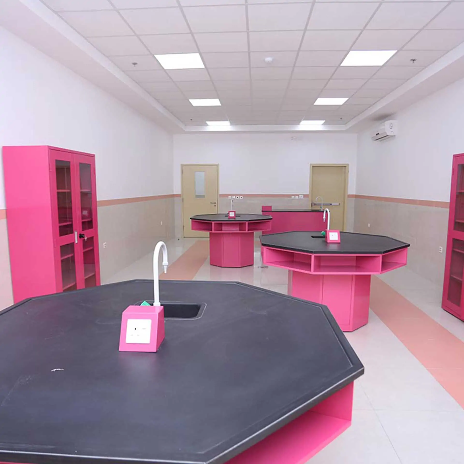 صورة لمعمل العلوم في القسم الابتدائي، مجهز بأدوات تعليمية تفاعلية.